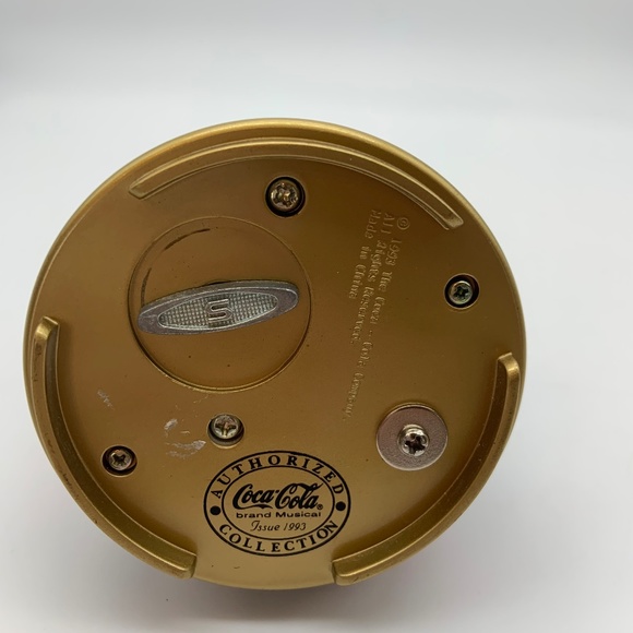 Vintage Coca-Cola Santa Claus Delivering Presents Christmas Spinning Music Box - Picture 13 of 13